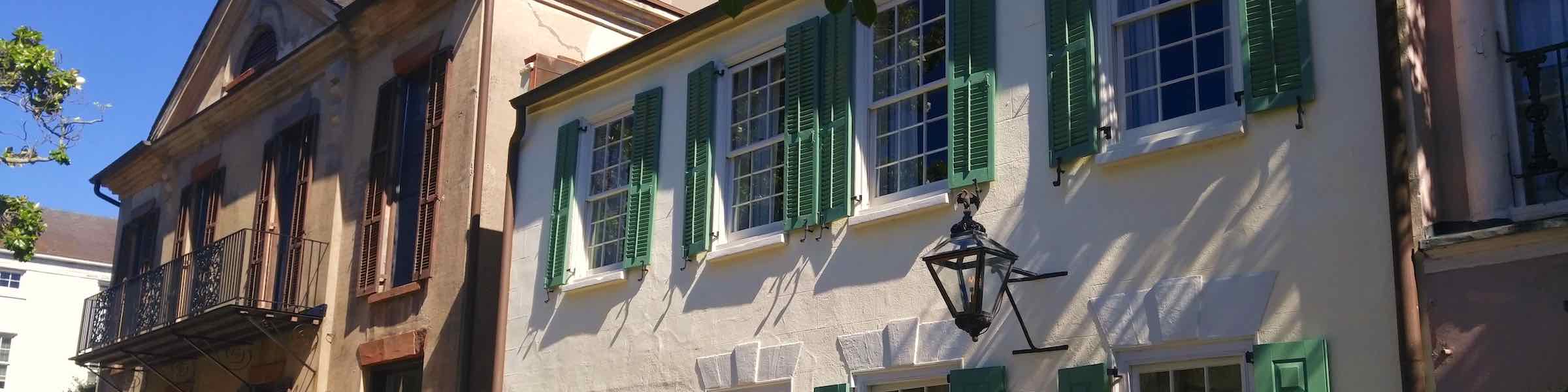 Street scene of historic homes in Charleston's South of Broad neighborhood.